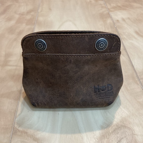 hide & drink Handbags - Leather snap pouch